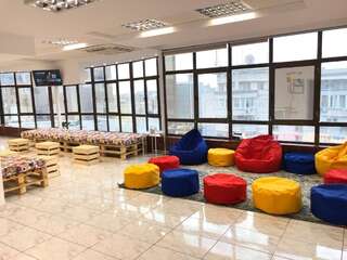 Хостелы Mil Pasos Penthouse Hostel Бухарест Односпальная кровать в общем номере для мужчин и женщин-6