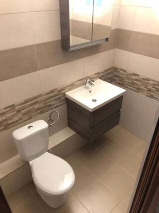Хостелы Mil Pasos Penthouse Hostel Бухарест Кровать в общем 8-местном номере для мужчин и женщин-6