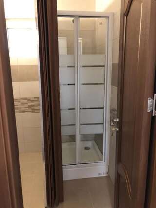 Хостелы Mil Pasos Penthouse Hostel Бухарест Кровать в общем 8-местном номере для мужчин и женщин-7