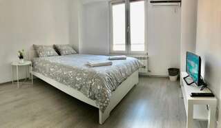 Хостелы Mil Pasos Penthouse Hostel Бухарест Двухместный номер с 1 кроватью и общей ванной комнатой-1