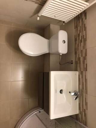 Хостелы Mil Pasos Penthouse Hostel Бухарест Односпальная кровать в общем номере для мужчин и женщин-15