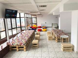 Хостелы Mil Pasos Penthouse Hostel Бухарест Односпальная кровать в общем номере для мужчин и женщин-17