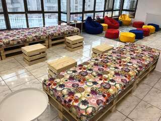 Хостелы Mil Pasos Penthouse Hostel Бухарест Односпальная кровать в общем номере для мужчин и женщин-19