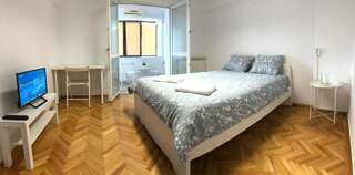 Хостелы Mil Pasos Penthouse Hostel Бухарест Двухместный номер с 1 кроватью и балконом-1