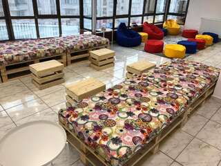 Хостелы Mil Pasos Penthouse Hostel Бухарест Односпальная кровать в общем номере для мужчин и женщин-5