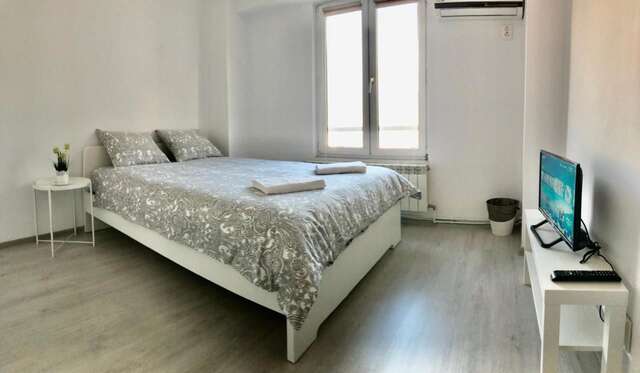 Хостелы Mil Pasos Penthouse Hostel Бухарест-4