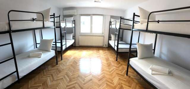 Хостелы Mil Pasos Penthouse Hostel Бухарест-10